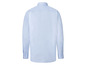 Ein hellblaues Hemd mit langen Ärmeln.