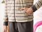 Gestreifter Schlafanzug mit langer Hose und Jacke.
