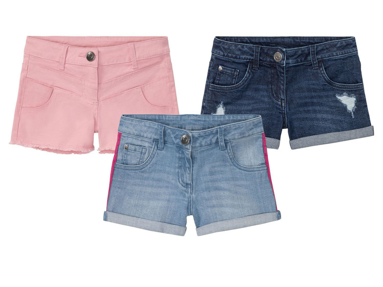Drei Shorts für Mädchen: rosa, dunkelblau und hellblau mit rosa Streifen.