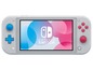 Eine graue Nintendo Switch Lite mit blauen und rosa Knöpfen.