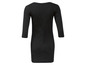 Ein schwarzes Kleid mit Dreiviertelärmeln.