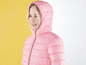 Eine rosafarbene Steppjacke mit Kapuze.