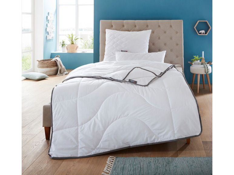 Gehe zu Vollbildansicht: BADENIA TRENDLINE 4-Jahreszeiten-Bettdecke »TENCEL™«, zweilagig, knöpfbar, Baumwoll-Bezug - Bild 1