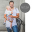 Ein Mann trägt sein Kind im Arm, im Hintergrund ein Swift Plus Kinderwagen.