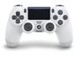 Ein weißer PlayStation 4 Controller mit Knöpfen.