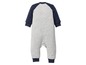 Ein grauer Baby-Overall mit blauen Raglanärmeln.