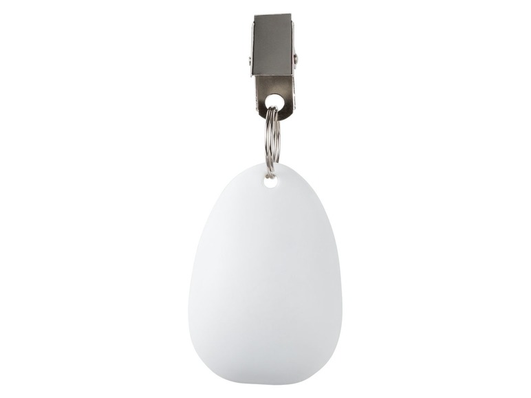 Ein weißer, ovaler Schlüsselanhänger mit einem silbernen Clip.