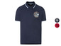 Ein dunkelblaues Poloshirt mit Outdoor-Motiv und gesticktem Logo.