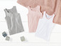 Drei Basic-Tanktops für Mädchen in Grau, Rosa und Weiß.