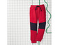 Rote Jogginghose mit schwarzen Details.