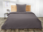 Dunkelgrauer Bettbezug mit passenden Kissenbezügen.