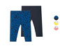 Zwei Paar Leggings für Mädchen, eine mit Blumenmuster und eine einfarbig dunkelblau.