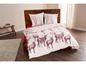 Beige Bettdecke mit Hirsch-Motiv und Kissen mit Ast-Muster.