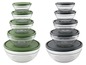 Zwei Sets mit Glasschalen, eines mit grünen und eines mit grauen Deckeln.