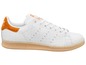 Weiße Adidas Stan Smith Sneaker mit Kroko-Prägung und orangefarbenen Akzenten.