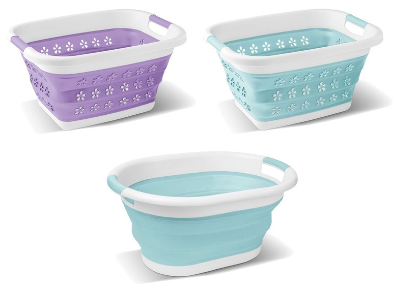 Drei faltbare Wäschekörbe in rosa, blau und weiß mit Blumenmuster.
