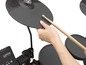 Eine Hand schlägt mit Drumsticks auf ein Yamaha-Drum-Pad.