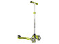 Ein grüner Globber Tretroller mit drei Rädern.
