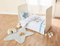 Babybett mit Sternen- und Elefanten-Dekor, inklusive Bettdecke und Kissen.