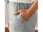 Graue Jogginghose mit einer Tasche.