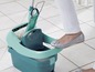 Ein blauer Vileda Eimer mit einem Mopp und einem Pedal zum Reinigen des Bodens.