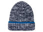 Eine Strickmütze mit blauem Rand.