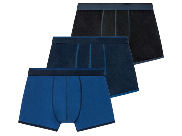 Drei Paar blaue Boxershorts.