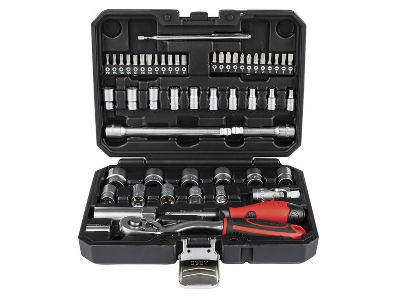 Ein Werkzeugset mit Ratsche, Steckschlüsseln und Schraubendrehern.
