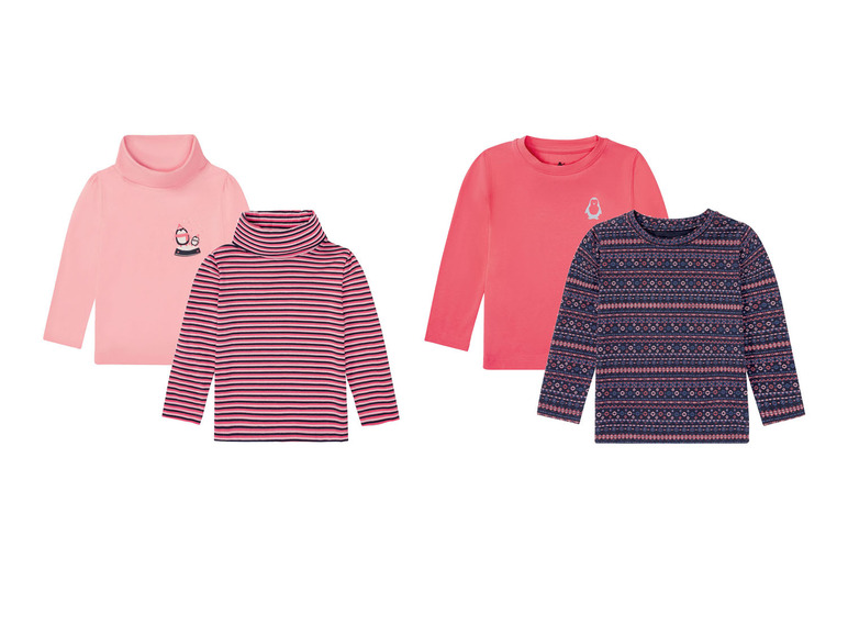 Ein Set mit vier Langarmshirts für Mädchen, darunter ein gestreiftes Shirt, ein Shirt mit Print und zwei einfarbige Shirts.