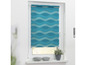 Ein blaues Rollo mit Wellenmuster für ein Fenster.