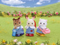 Drei Sylvanian Families Figuren in Schuluniform mit Taschen und einer Trinkflasche.