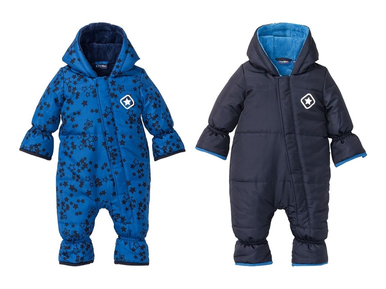 Zwei blaue Baby-Overalls mit Sternenmuster und ein dunkelblauer ohne Muster.