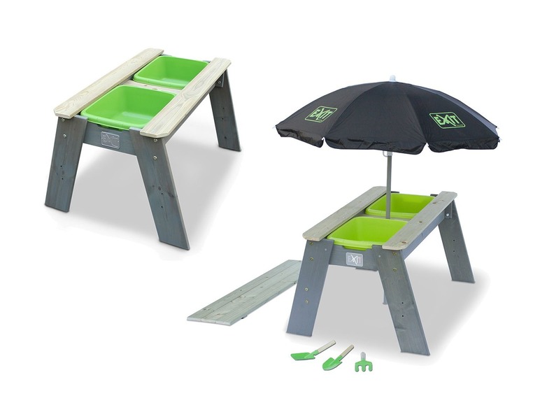 Ein Holzsandtisch mit zwei Wannen, einem Sonnenschirm und Spielzeug.