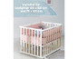 Ein rosafarbenes Babybett mit Gitterstäben, geeignet für eine Matratze in den Größen 100 x 100 cm oder 75 x 100 cm.