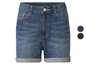 Blaue Jeans-Shorts mit umgeschlagenem Saum.