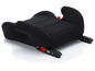 Schwarzer Autositzverhöher mit roten Sicherheitsgurten.