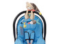 Ein blauer Autositz für Babys mit einem Teddybären und einem Fisch als Spielzeug.