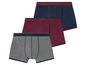 Drei Boxershorts in Grau, Dunkelrot und Dunkelblau.