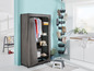 Ein Kleiderschrank mit Türen und ein Schuhregal mit drehbaren Ebenen.
