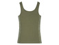Ein grünes Tanktop mit Spitze an den Seiten.