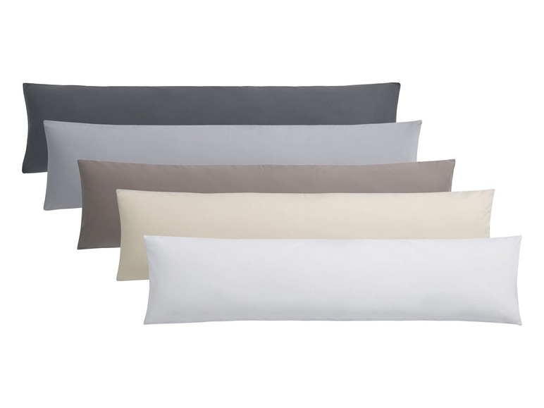 Ein Stapel Kissen in verschiedenen Farben.