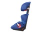 Ein blauer Kindersitz für Autos.