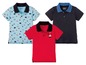 Drei Lupilu Poloshirts für Jungen, eines mit Fischen, eines rot und eines dunkelblau.