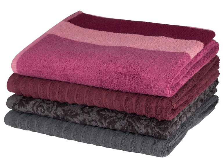 Ein Stapel Handtücher in rosa, dunkelrot und grau.