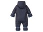 Ein dunkelblauer Baby-Winteroverall mit Kapuze.