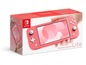 Eine korallenfarbene Nintendo Switch Lite Konsole in der Verpackung.