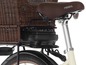 Ein Fahrrad mit einem Korb aus Weide, einem @GEL-Sattel und einem Akku.