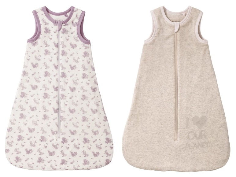 Zwei Schlafsäcke für Babys, einer mit einem Vogelmuster und der andere mit dem Schriftzug 'Ich liebe unseren Planeten'.