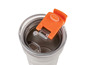 Eine Edelstahl-Tasse mit orangefarbenem Deckel und einem Klickmechanismus.