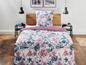 Bettwäsche mit Blumenmuster in Rosa und Blau.